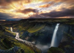 Islandia, Rzeka Fossa, Wodospad Haifoss, Wąwóz, Skały, Chmury