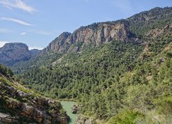 Rzeka Guadalhorce na tle gór w Hiszpanii