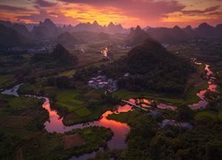 Rzeka Gui Jiang, Li River, Promienie słońca, Góry Maoer Shan, Guilin, Region Kuangsi, Chiny