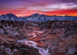 Stany Zjednoczone, Kalifornia, Hrabstwo Mono, Miejscowość Mammoth Lakes, Góry, Dolina, Rzeka, Hot Creek, Lasy państwowe, Inyo National Forest, Zachód słońca