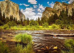 Park Narodowy Yosemite, Rzeka, Merced River, Kamienie, Szuwary, Trawa, Krzaki, Drzewa, Chmury, Góry, Sierra Nevada, Kalifornia, Stany Zjednoczone