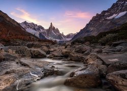 Rzeka i skały na tle góry Cerro Torre w Patagonii