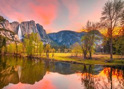 Stany Zjednoczone, Kalifornia, Park Narodowy Yosemite, Góry, Sierra Nevada, Wodospad, Rzeka, Merced River, Drzewa, Odbicie