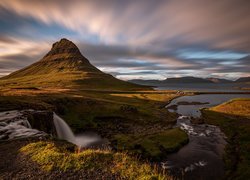 Islandia, Góra Kirkjufell, Rzeka, Trawa, Chmury, Wodospad Kirkjufellsfoss