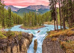 Wodospad Sunwapta Falls, Rzeka Sunwapta, Park Narodowy Jasper, Skały, Góry, Drzewa, Prowincja Alberta, Kanada