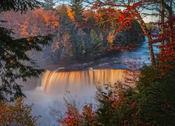 Wodospad, Tahquamenon Falls, Las, Drzewa, Rzeka Tahquamenon, Jesień, Miejscowość Paradise, Stan Michigan, Stany Zjednoczone