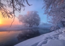 Rzeka Istra we mgle zimową porą