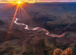 Rzeka Kolorado w Parku Narodowym Wielkiego Kanionu w promieniach słońca