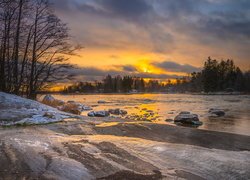 Rzeka Kymijoki, Drzewa, Śnieg, Zachód słońca, Lankila, Finlandia