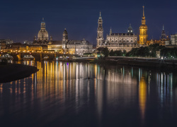 Rzeka Łaba w Dreźnie z widokiem na oświetlone kościoły i zamek