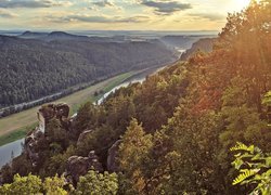 Rzeka Łaba, Dolina, Drzewa, Skały, Góry Połabskie, Park Narodowy Saskiej Szwajcarii, Niemcy