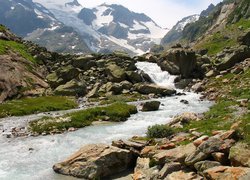 Rzeka Meienreuss na tle Alp w Szwajcarii