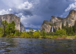 Stany Zjednoczone, Kalifornia, Park Narodowy Yosemite, Góry, Niebo, Chmury, Rzeka, Merced River, Drzewa