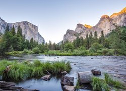 Góry Sierra Nevada, Drzewa, Trawa, Rzeka Merced, Kamienie, Park Narodowy Yosemite, Kalifornia, Stany Zjednoczone