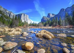 Stany Zjednoczone, Park Narodowy Yosemite, Stan Kalifornia, Rzeka, Merced River, Kamienie, Góry, Lasy, Drzewa