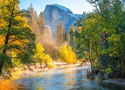 Park Narodowy Yosemite, Góry, Szczyt Half Dome, Rzeka, Merced River, Drzewa, Las, Jesień, Mgła, Kalifornia, Stany Zjednoczone