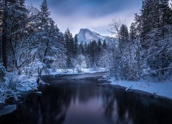 Park Narodowy Yosemite, Zima, Rzeka Merced River, Góry, Las, Drzewa, Stan Kalifornia, Stany Zjednoczone