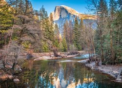 Stany Zjednoczone, Kalifornia, Park Narodowy Yosemite, Góry Sierra Nevada, Szczyt El Capitan, Rzeka Merced River, Drzewa