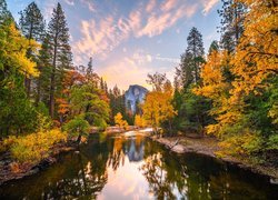 Park Narodowy Yosemite, Góry, Szczyt Half Dome, Rzeka, Merced River, Drzewa, Jesień, Odbicie, Kalifornia, Stany Zjednoczone