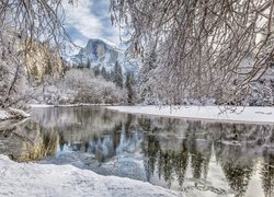 Rzeka Merced River w Parku Narodowym Yosemite w Kalifornii zimą