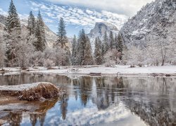 Zima, Park Narodowy Yosemite, Stan Kalifornia, Stany Zjednoczone, Rzeka Merced River, Góry, Ośnieżone, Drzewa