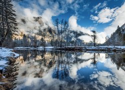 Rzeka, Merced River, Góry, Drzewa, Odbicie, Śnieg, Park Narodowy Yosemite, Kalifornia, Stany Zjednoczone