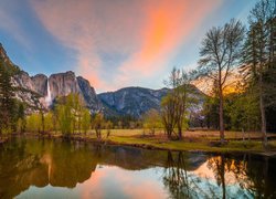 Drzewa, Park Narodowy Yosemite, Góry, Sierra Nevada, Wodospad, Rzeka, Merced River, Odbicie