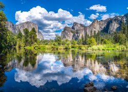 Stany Zjednoczone, Stan Kalifornia, Park Narodowy Yosemite, Rzeka Merced, Odbicie, Drzewa, Góry Sierra Nevada, Chmury