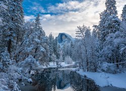 Stany Zjednoczone, Stan Kalifornia, Park Narodowy Yosemite, Zima, Góry, Rzeka Merced, Drzewa, Chmury