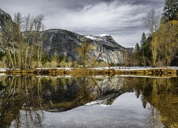 Stany Zjednoczone, Kalifornia, Park Narodowy Yosemite, Góry, Rzeka Merced, Drzewa, Człowiek, Odbicie