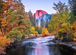 Stany Zjednoczone, Kalifornia, Park Narodowy Yosemite, Jesień, Rzeka Merced, Drzewa, Góry, Góra Half Dome