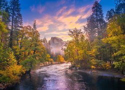 Park Narodowy Yosemite, Góry, Szczyt Half Dome, Rzeka, Merced River, Drzewa, Drzewa, Jesień, Mgła, Kalifornia, Stany Zjednoczone