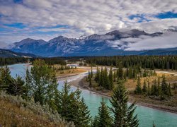Rzeka Miette i zamglone Góry Skaliste w Parku Narodowym Jasper w Kanadzie