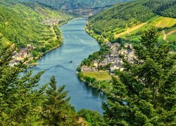 Rzeka Mozela, Zabudowania, Roślinność, Saksonia, Niemcy