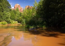 Rzeka na tle gór w Red Rock State Park w Arizonie