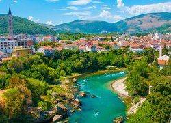 Rzeka Neretwa z widokiem na miasto Mostar w Bośni i Hercegowinie