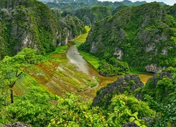 Rzeka Ngo Dong w dolinie Tam Coc w wietnamskiej prowincji Ninh Bình