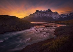 Rzeka Paine River na tle gór Torres del Paine