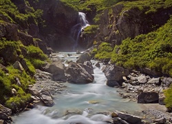 Rzeka płynąca doliną Aosty w Parco Nazionale del Gran Paradiso