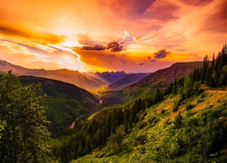Rzeka płynącą w górskiej dolinie o zachodzie słońca