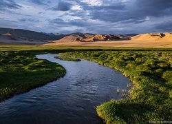 Rzeka płynąca w kierunku gór Ałtaju Mongolskiego