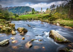 Rzeka Poulanass, Kamienie, Wieże, Dolina Glendalough, Hrabstwo Wicklow, Irlandia