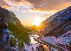 Rzeka Provo i droga w kanionie obok góry Mount Timpanogos