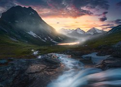 Góry, Chmury, Rzeka Rauma, Jezioro, Dolina, Romsdalen, Norwegia