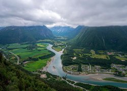 Norwegia, Region Oppland, Dolina Romsdalen, Góry Romsdalsalpane, Rzeka Rauma, Drogi, Chmury, Lasy, Drzewa