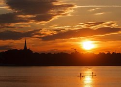 Rzeka rozświetlona zachodem słońca