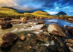 Szkocja, Wyspa Skye, Rzeka Sligachan, Skały, Góry Cuillin, Góra Glamaig, Kamienie, Chmury