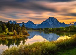 Rzeka Snake River i góry Teton Range w blasku zachodzącego słońca