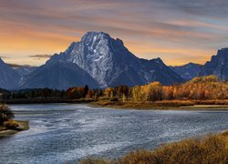 Stany Zjednoczone, Stan Wyoming, Jesień, Park Narodowy Grand Teton, Rzeka Snake River, Góry, Szczyt Mount Moran, Drzewa