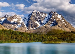 Norwegia, Góry Lyngen Alps, Rzeka Stortindelva, Ośnieżone, Szczyty, Drzewa, Chmury